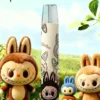 2025-12-11_190843_665.webp Hebat 喜貝 Labubu 聯名 一代通用主機|潮流公仔高顏值潮流設計與金屬細膩觸感,搭載 8.5W 穩定輸出、380mAh 大電量與 Type-C 快充,完美適配一代通用煙彈