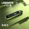 【買1贈煙油】LANA / ILIA-JETMAX 聯名 側注油主機套裝｜配備 1.47 吋彩色大螢幕與 1200mAh 戰鬥續航，結合可調氣流系統與側注油設計，通用小煙煙油