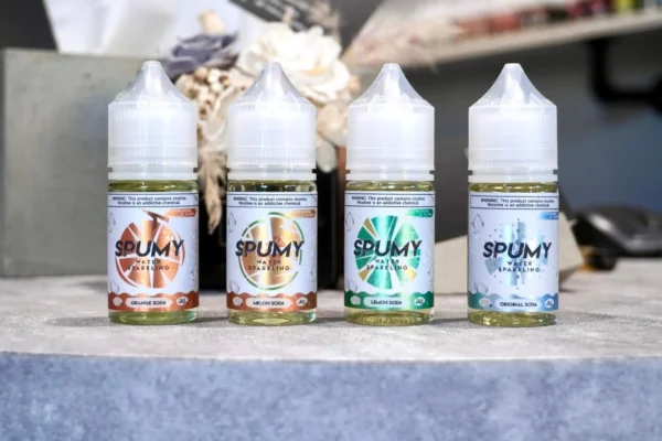 SPUMY_思邦迷小_煙油_蘇打系列外包裝展示.webp SPUMY 蘇打 煙油 30ml 大容量|還原現開汽水爆爽氣泡口感,搭配 30mg 尼古丁鹽順喉不膩口,通用注油小煙主機